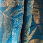 Rideaux couleur bleu avec palmes en or, par Marjolaine Berthet Interior Design, Architecte d'intérieur à Lyon 69