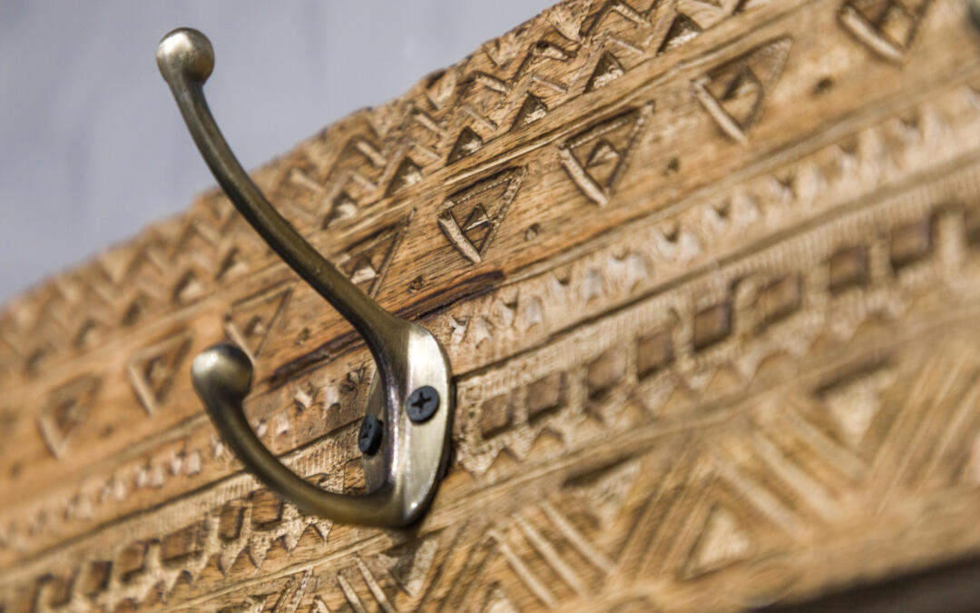 Patères en bois de manguier gravé avec crochet, par Marjolaine Berthet Interior Design, Architecte d'intérieur à Lyon 69