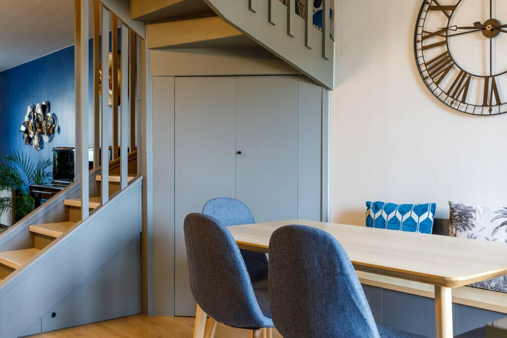 Escalier gris avec tasseaux et placard de rangement intégré, par Marjolaine Berthet Interior Design, Architecte d'intérieur à Lyon 69