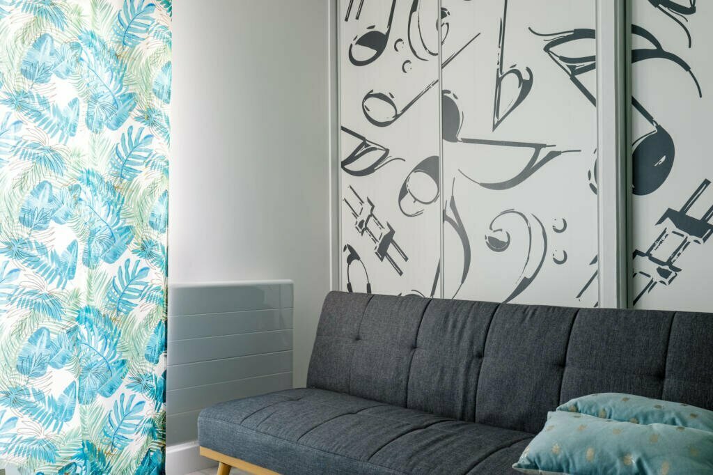 Papier peint notes de musique, rideaux florales vert, canapé gris anthracite, par Marjolaine Berthet Interior Design, Architecte d'intérieur à Lyon 69