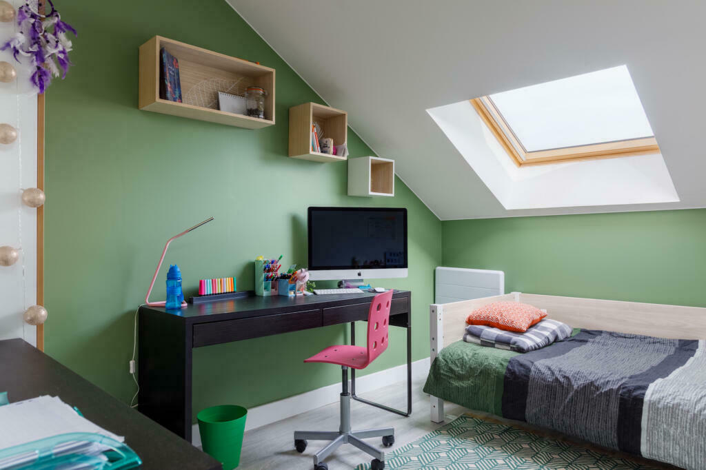 Chambre avec peinture vert olivier, étagères en bois clair, par Marjolaine Berthet Interior Design, Architecte d'intérieur à Lyon 69
