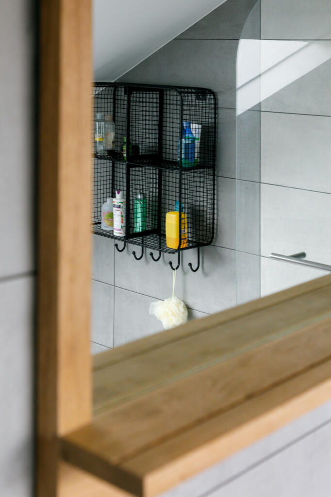 Miroir en bois clair, étagère style industriel métal noir, par Marjolaine Berthet Interior Design, Architecte d'intérieur à Lyon 69