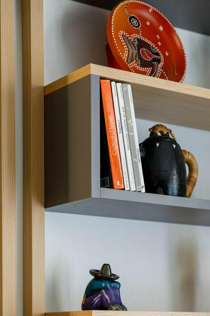Bibliothèque couleur anthracite et bois clair, par Marjolaine Berthet Interior Design, Architecte d'intérieur à Lyon 69