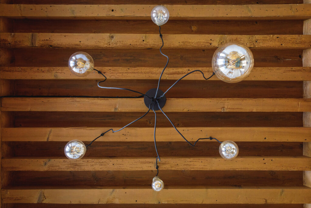 Détail sur la suspension avec plusieurs ampoules différentes tailles par Marjolaine Berthet Interior Design, Architecte d'intérieur à Lyon 69