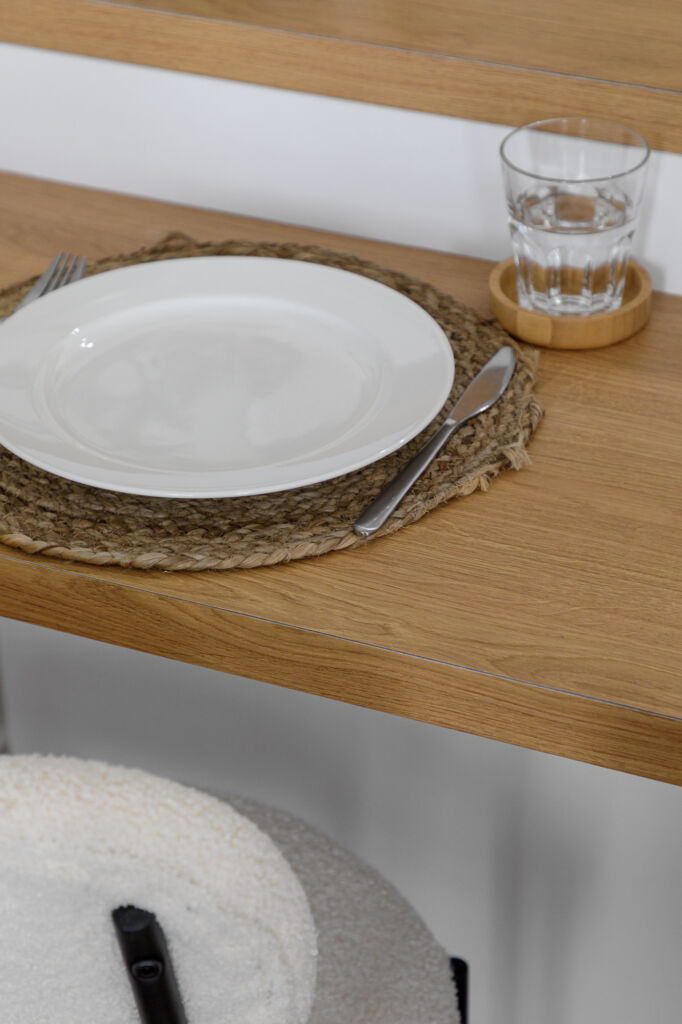 Zoom sur set de table, plan de travail en bois clair et blanc par Marjolaine Berthet Interior Design, Architecte d'intérieur à Lyon 69