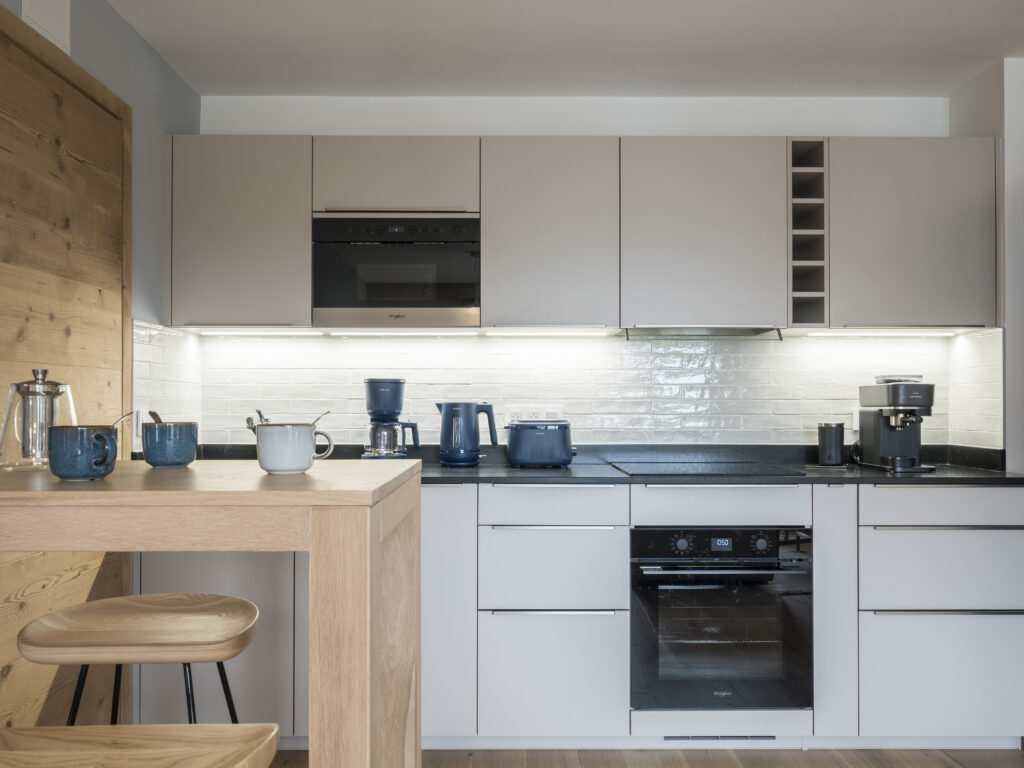 Conception d'une cuisine ouverte sur l'espace de vie par Marjolaine Berthet Interior Design, Architecte d'intérieur à Chamonix 74