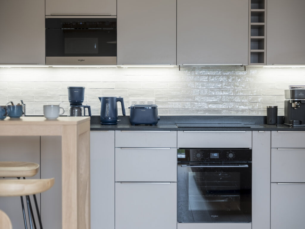 Conception d'une cuisine ouverte avec table de bar haute par Marjolaine Berthet Interior Design, Architecte d'intérieur à Chamonix 74