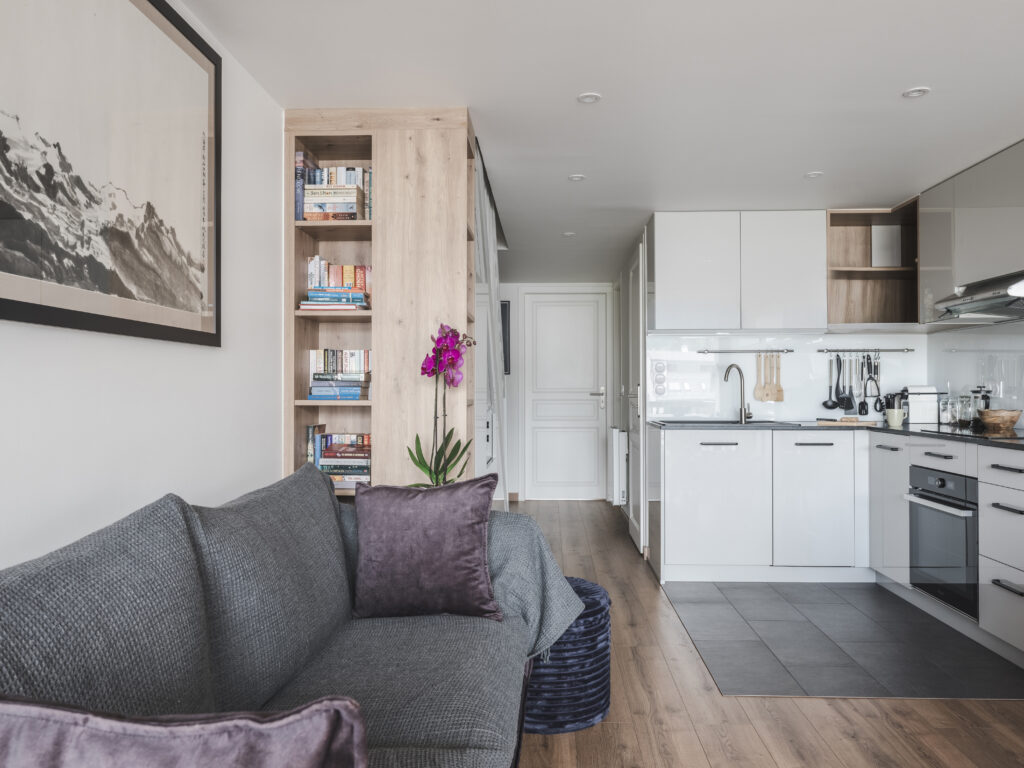 Rénovation du séjour avec la cuisine par Marjolaine Berthet Interior Design, Architecte d'intérieur à Chamonix 74