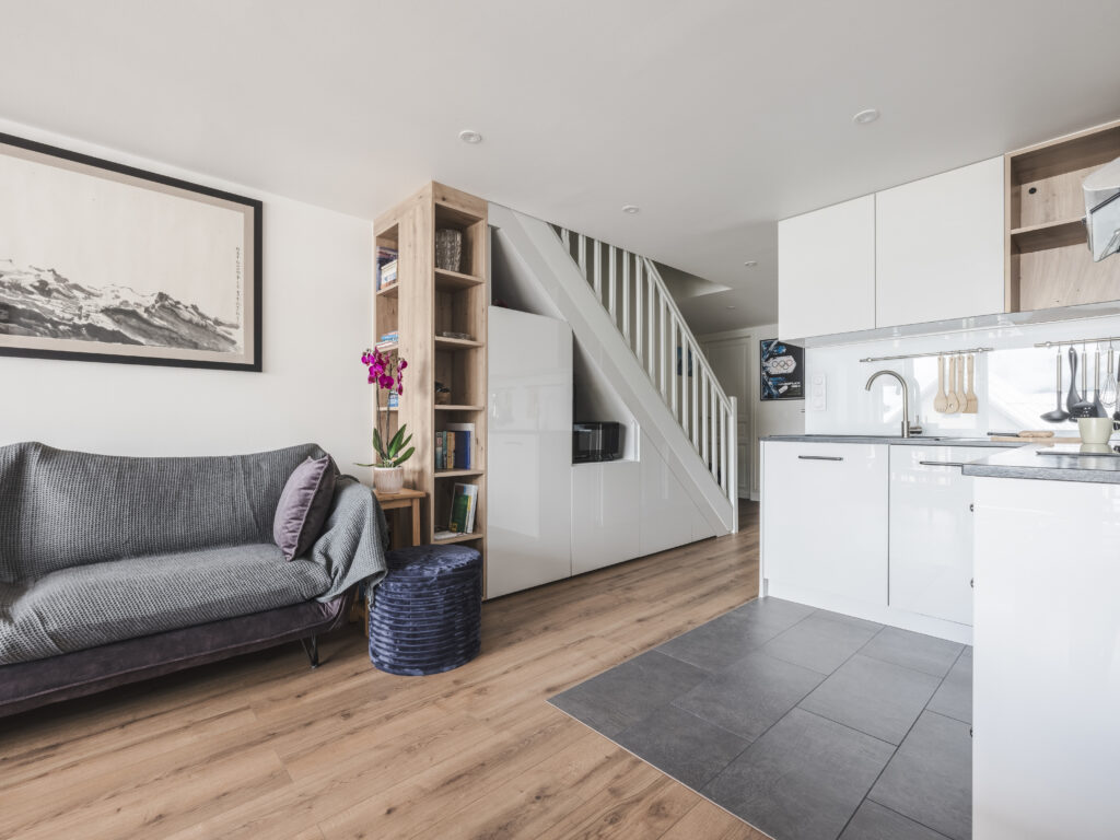 Rénovation du séjour avec la cuisine par Marjolaine Berthet Interior Design, Architecte d'intérieur à Chamonix 74