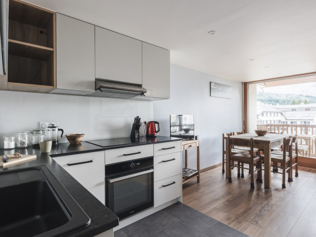 Conception de la cuisine dans le séjour par Marjolaine Berthet Interior Design, Architecte d'intérieur à Chamonix 74