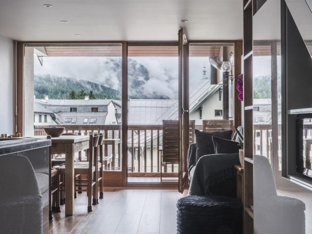 Rénovation du séjour avec aménagement du mobilier par Marjolaine Berthet Interior Design, Architecte d'intérieur à Chamonix 74