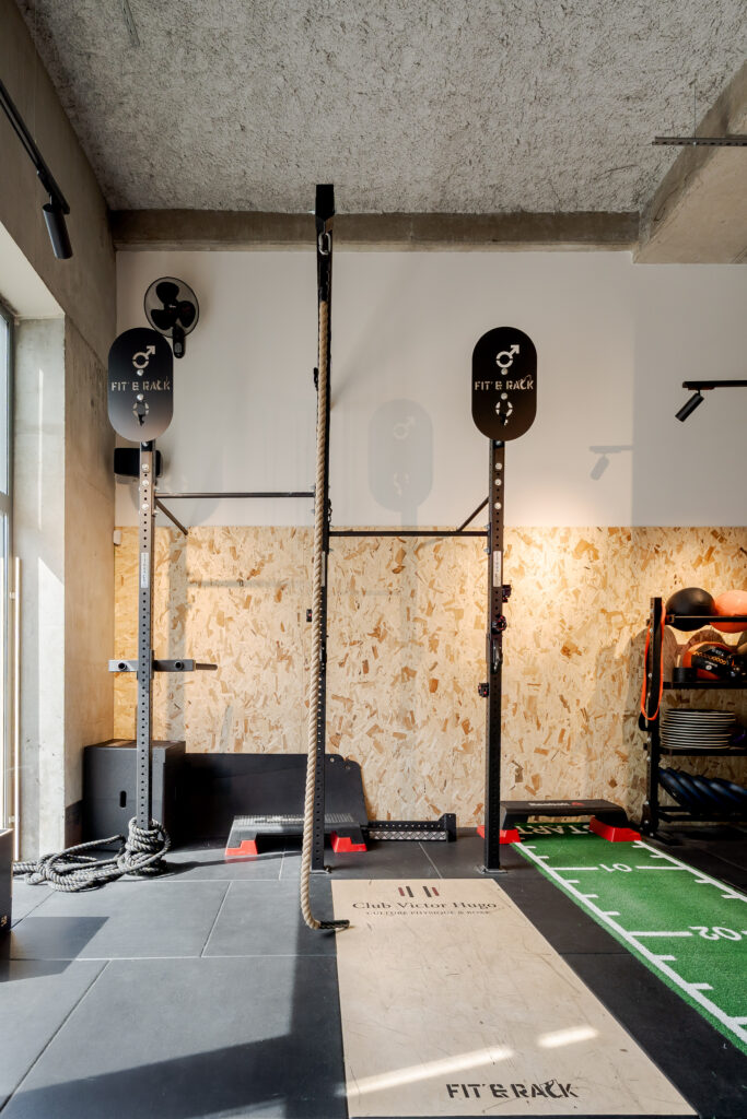 Conception de panneaux en OSB dans l'espace sport par Marjolaine Berthet Interior Design, Architecte d'intérieur à Lyon 69