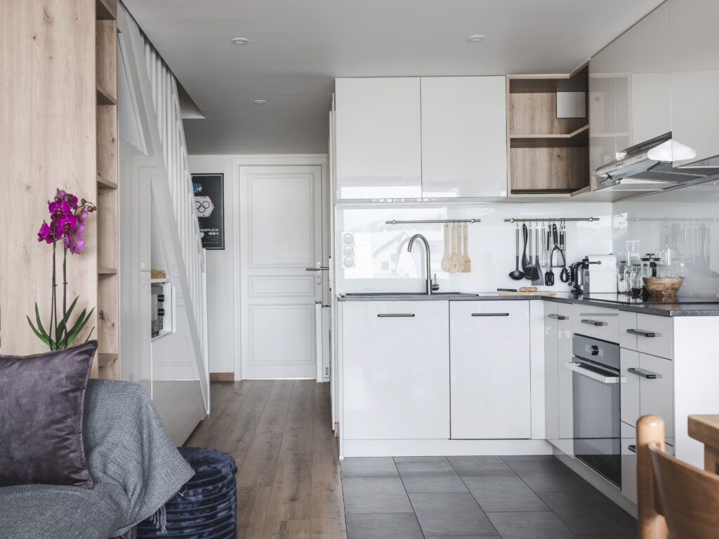 Conception de la cuisine dans le séjour par Marjolaine Berthet Interior Design, Architecte d'intérieur à Chamonix 74