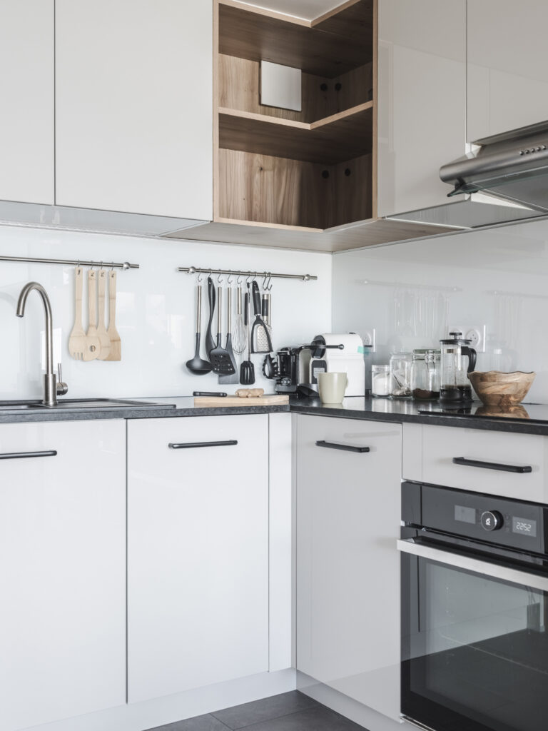 Meubles haut de la cuisine par Marjolaine Berthet Interior Design, Architecte d'intérieur à Chamonix 74