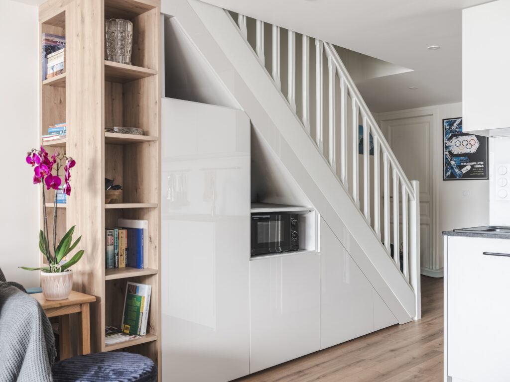 Conception de rangements sous l'escalier par Marjolaine Berthet Interior Design, Architecte d'intérieur à Chamonix 74