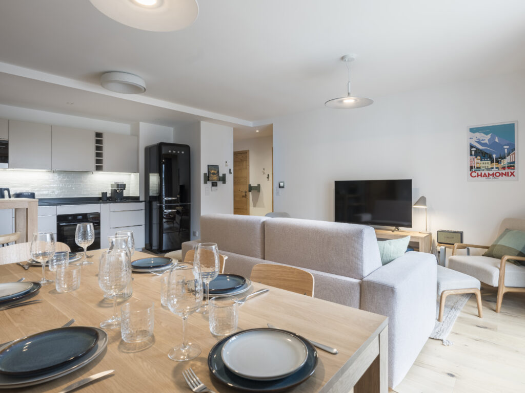 Ameublement de l'espace de vie vue de la table à manger par Marjolaine Berthet Interior Design, Architecte d'intérieur à Chamonix 74