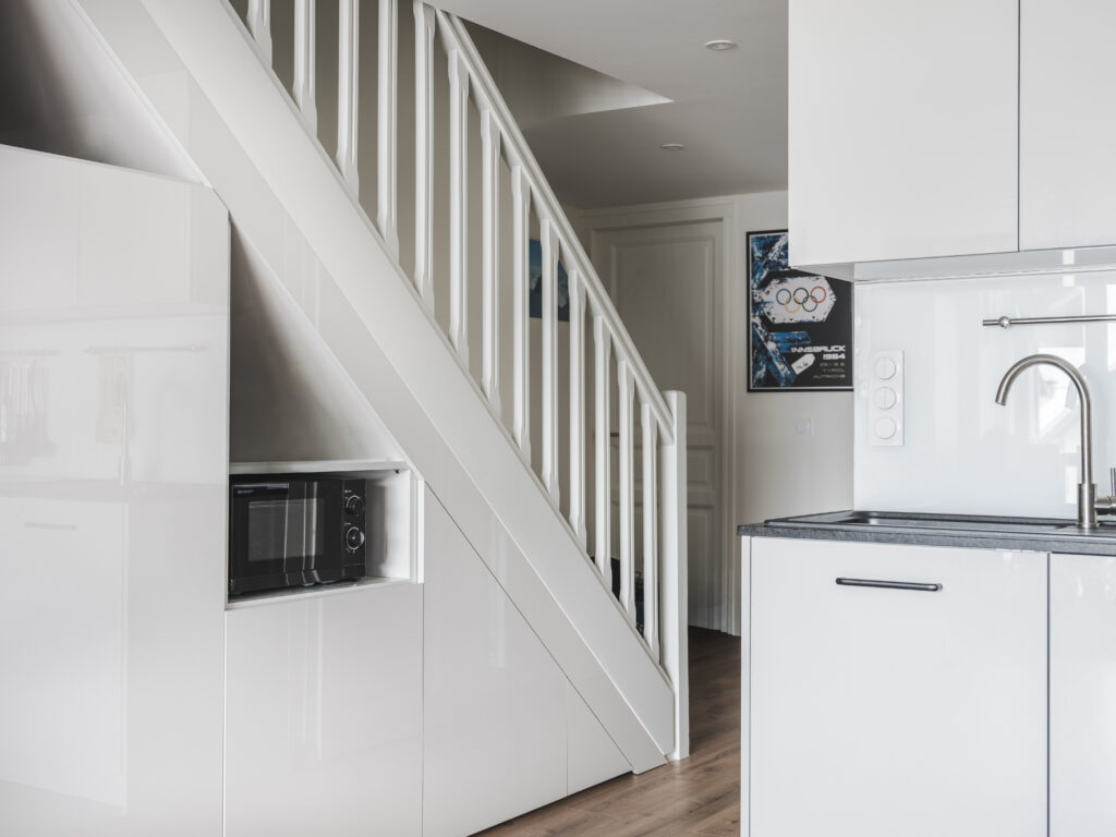 Conception d'un meuble sous l'escalier par Marjolaine Berthet Interior Design, Architecte d'intérieur à Chamonix 74