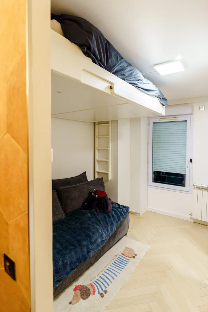 Rénovation de la chambre enfant avec le lit mezzanine et salle de douche par Marjolaine Berthet Interior Design, Architecte d'intérieur à Lyon 69