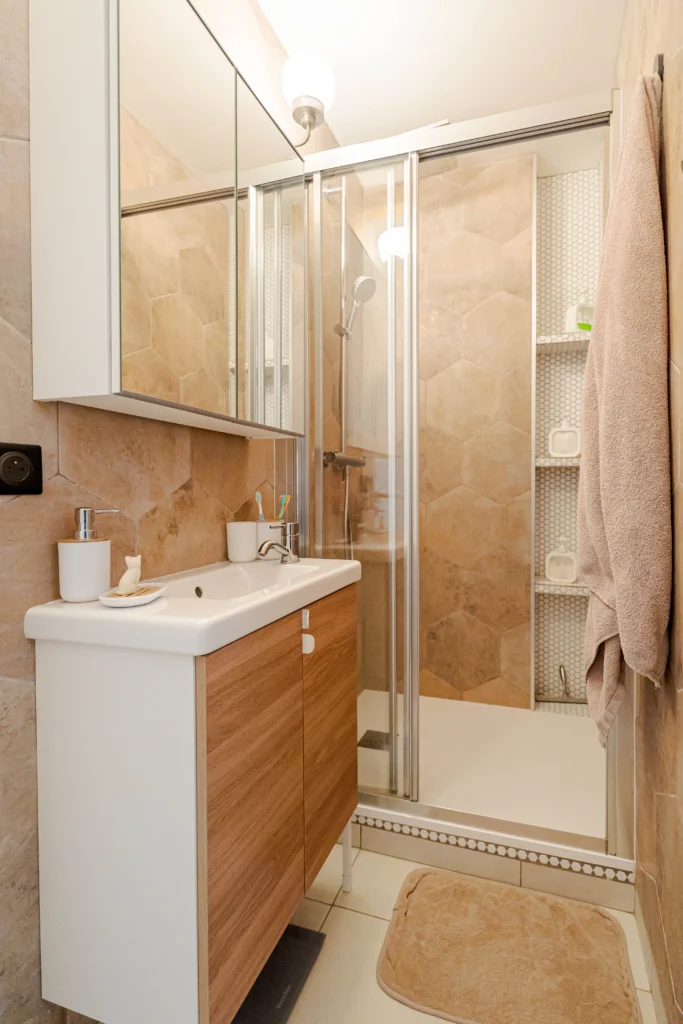 Création de la salle de douche avec les meubles par Marjolaine Berthet Interior Design, Architecte d'intérieur à Lyon 69