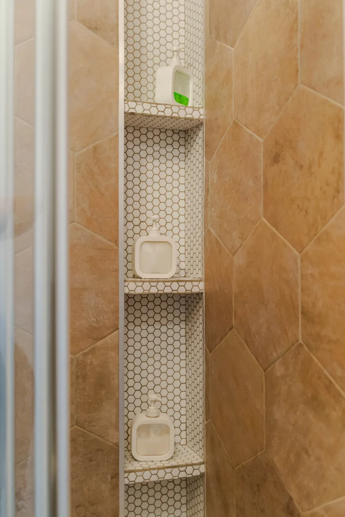 Création de la salle de douche avec les niches par Marjolaine Berthet Interior Design, Architecte d'intérieur à Lyon 69