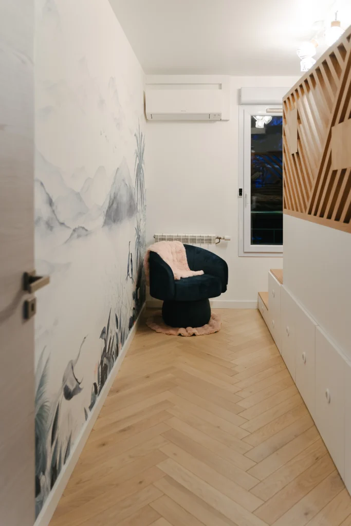 Rénovation de la chambre parentale avec le lit sur-mesure et papier-peint mural par Marjolaine Berthet Interior Design, Architecte d'intérieur à Lyon 69