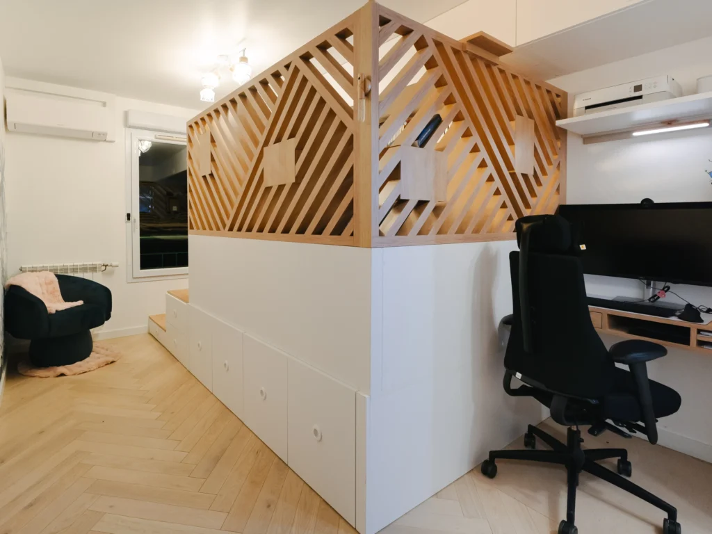Rénovation de la chambre parentale avec le lit sur-mesure et le bureau par Marjolaine Berthet Interior Design, Architecte d'intérieur à Lyon 69