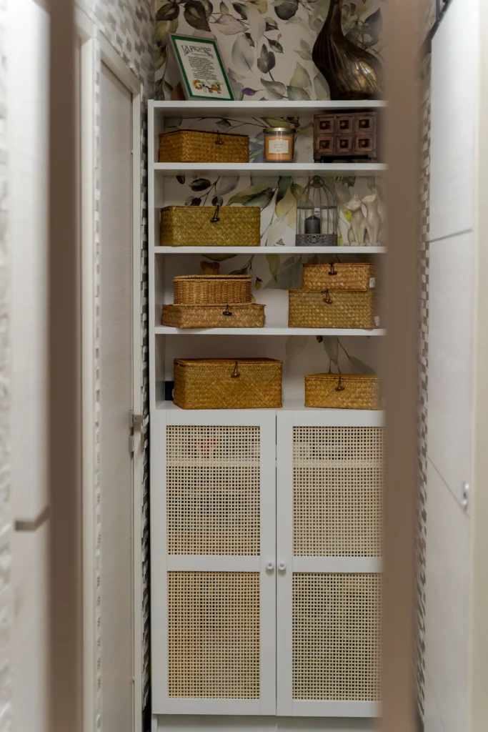 Rénovation du couloir avec papier peint par Marjolaine Berthet Interior Design, Architecte d'intérieur à Lyon 69