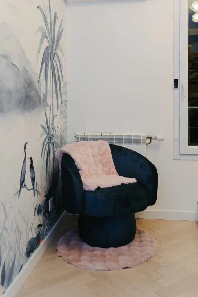 Rénovation de la chambre parentale avec le fauteuil et le papier-peint mural par Marjolaine Berthet Interior Design, Architecte d'intérieur à Lyon 69
