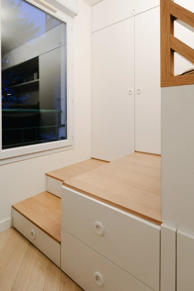Rénovation de la chambre parentale avec le lit sur-mesure, les tiroirs et le dressing par Marjolaine Berthet Interior Design, Architecte d'intérieur à Lyon 69