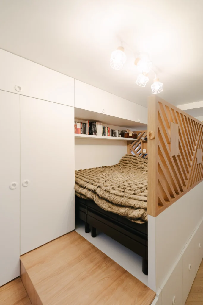 Rénovation de la chambre parentale avec le lit sur-mesure et nombreux rangements par Marjolaine Berthet Interior Design, Architecte d'intérieur à Lyon 69