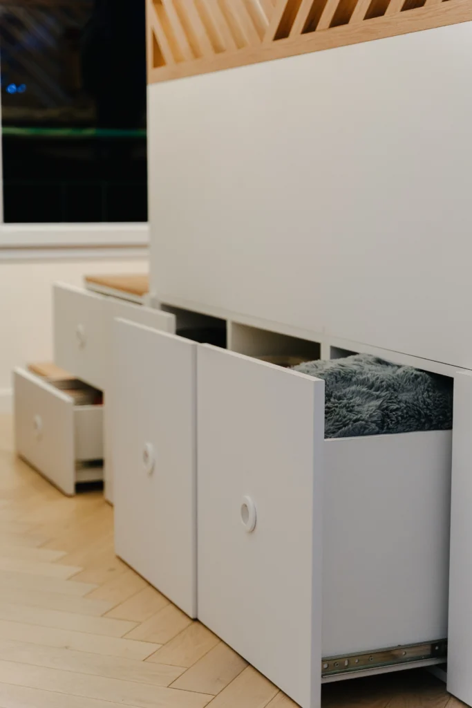 Rénovation de la chambre parentale avec le lit sur-mesure et tiroirs de rangements ouverts par Marjolaine Berthet Interior Design, Architecte d'intérieur à Lyon 69