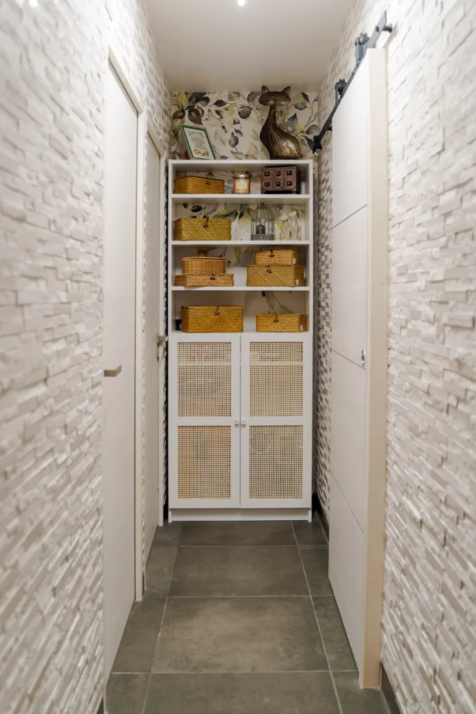 Rénovation du couloir avec pierre de parement par Marjolaine Berthet Interior Design, Architecte d'intérieur à Lyon 69