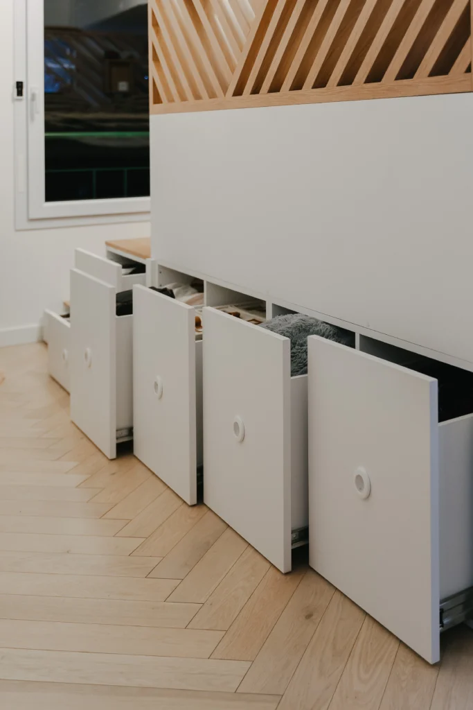 Rénovation de la chambre parentale avec le lit sur-mesure, claustra et tiroirs de rangements ouverts par Marjolaine Berthet Interior Design, Architecte d'intérieur à Lyon 69