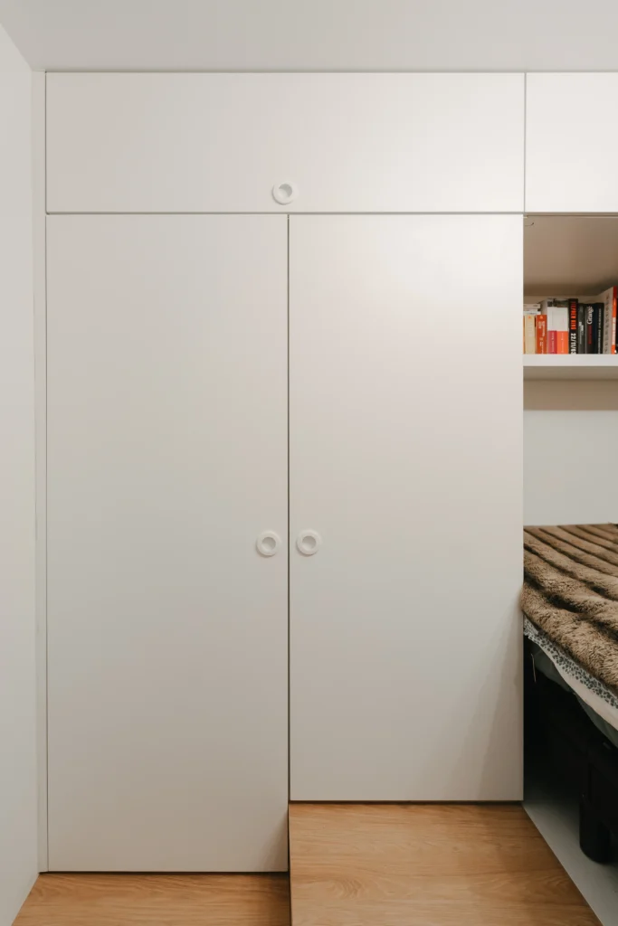Rénovation de la chambre parentale avec le lit sur-mesure et le dressing par Marjolaine Berthet Interior Design, Architecte d'intérieur à Lyon 69