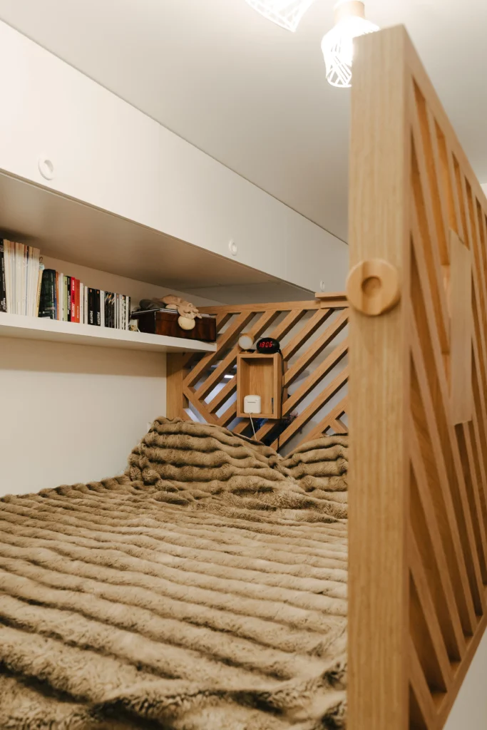 Rénovation de la chambre parentale avec le lit sur-mesure, le claustra et rangements en hauteur par Marjolaine Berthet Interior Design, Architecte d'intérieur à Lyon 69