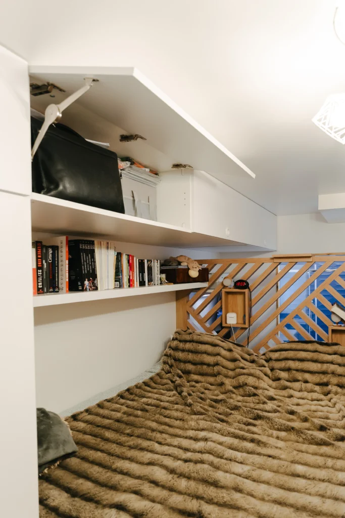 Rénovation de la chambre parentale avec le lit sur-mesure et rangements en hauteur ouverts par Marjolaine Berthet Interior Design, Architecte d'intérieur à Lyon 69
