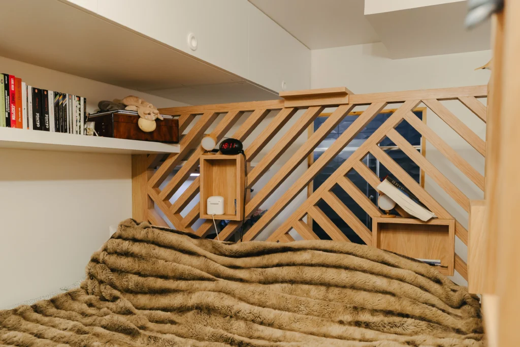 Rénovation de la chambre parentale avec le lit sur-mesure, rangements en hauteur et claustra par Marjolaine Berthet Interior Design, Architecte d'intérieur à Lyon 69