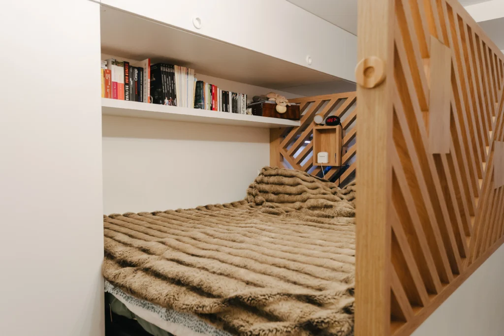 Rénovation de la chambre parentale avec le lit sur-mesure, rangements en hauteur et étagère par Marjolaine Berthet Interior Design, Architecte d'intérieur à Lyon 69