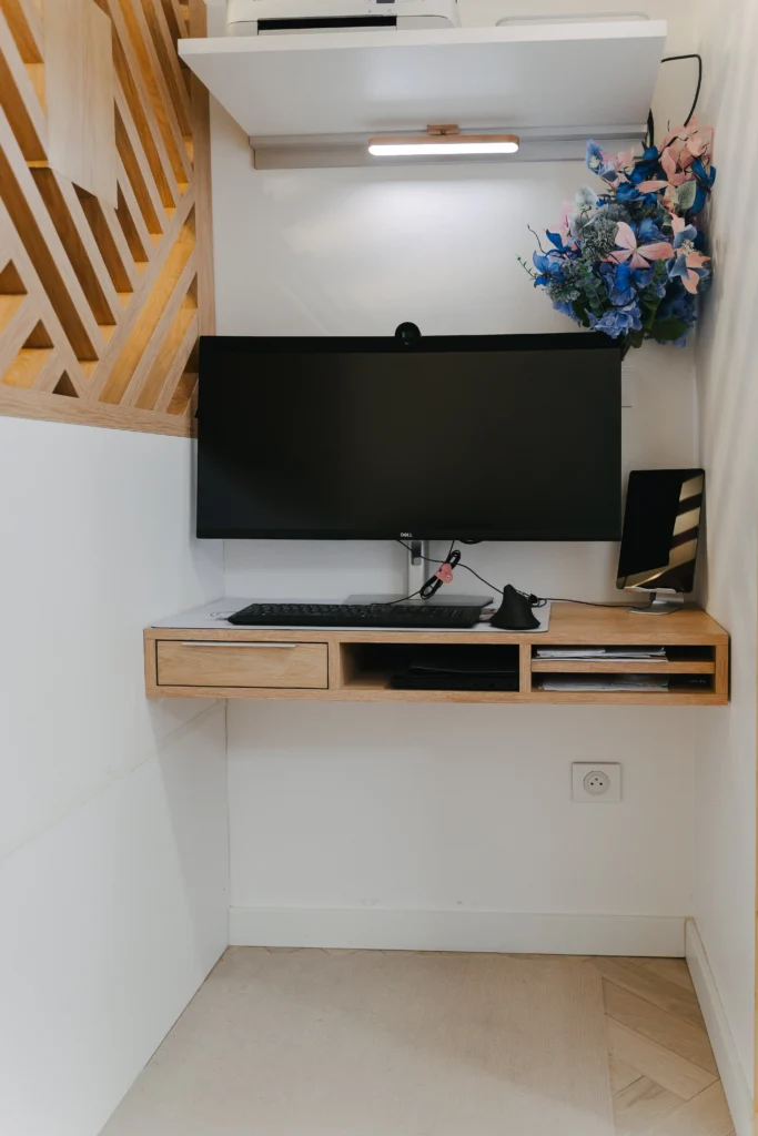Rénovation de la chambre parentale avec le lit sur-mesure, claustra et bureau par Marjolaine Berthet Interior Design, Architecte d'intérieur à Lyon 69