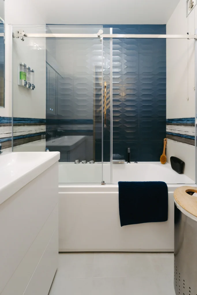 Rénovation de la chambre parentale avec la salle de bain design, faïence bleue par Marjolaine Berthet Interior Design, Architecte d'intérieur à Lyon 69
