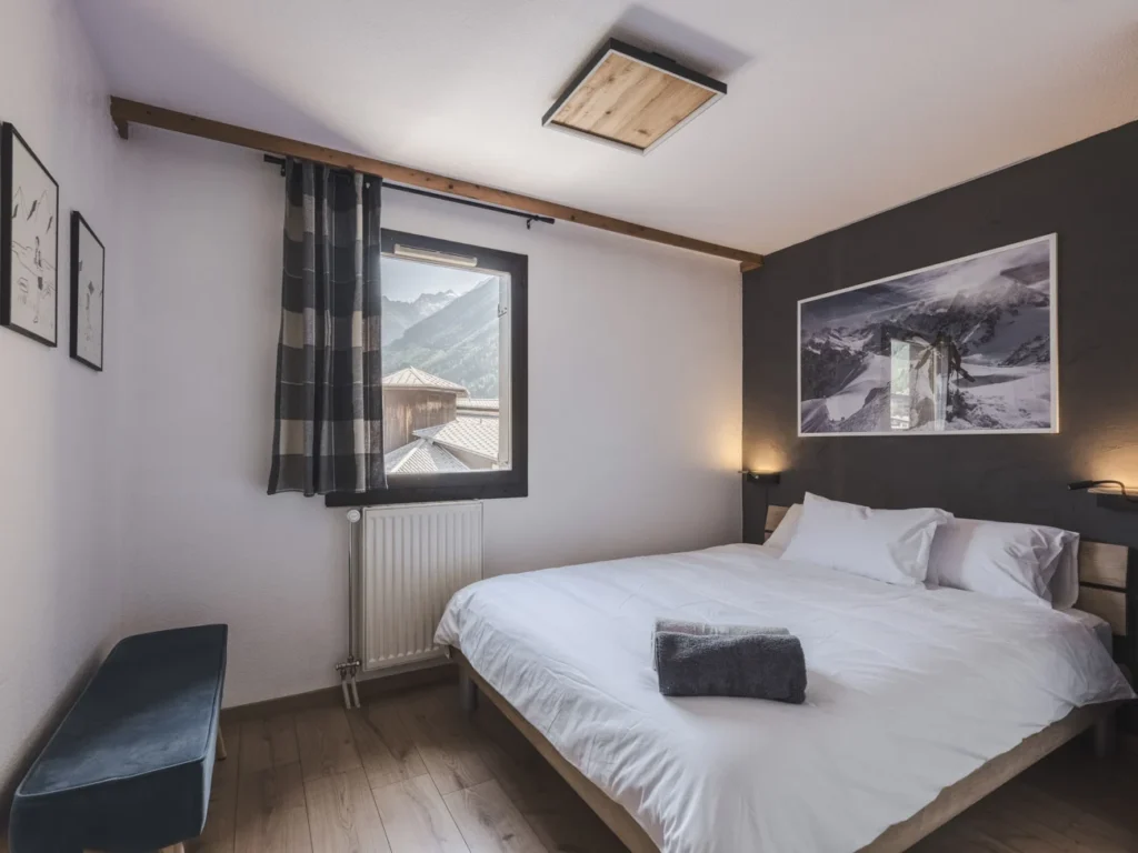 Ameublement de la chambre parentale par Marjolaine Berthet Interior Design, Architecte d'intérieur à Chamonix 74