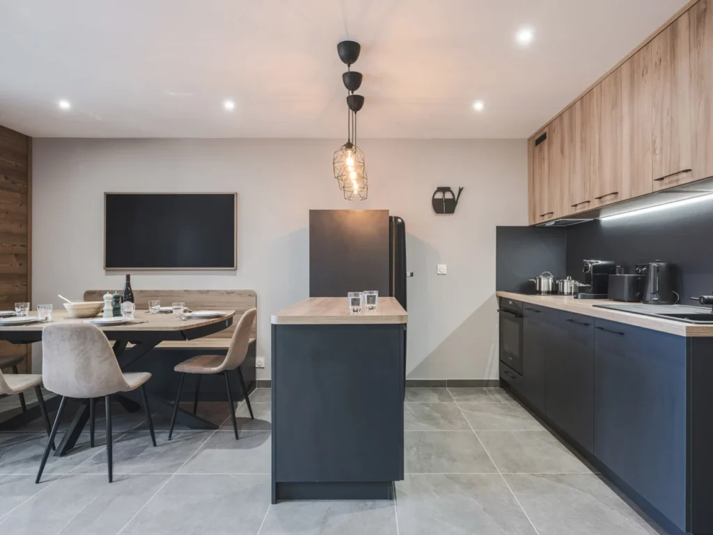 Rénovation du séjour avec une cuisine sur-mesure en bois et gris anthracite par Marjolaine Berthet Interior Design, Architecte d'intérieur à Chamonix 74