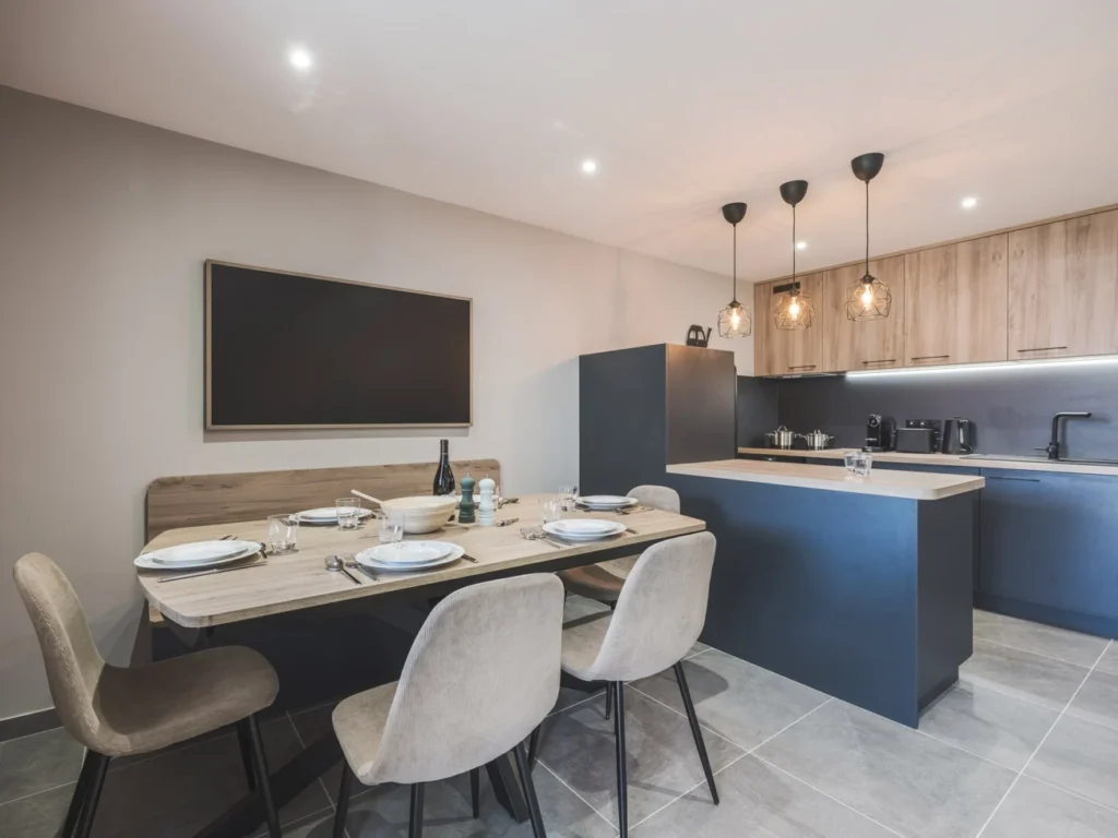 Conception d'une cuisine en bois et gris anthracite avec une table à manger et chaises assorties par Marjolaine Berthet Interior Design, Architecte d'intérieur à Chamonix 74