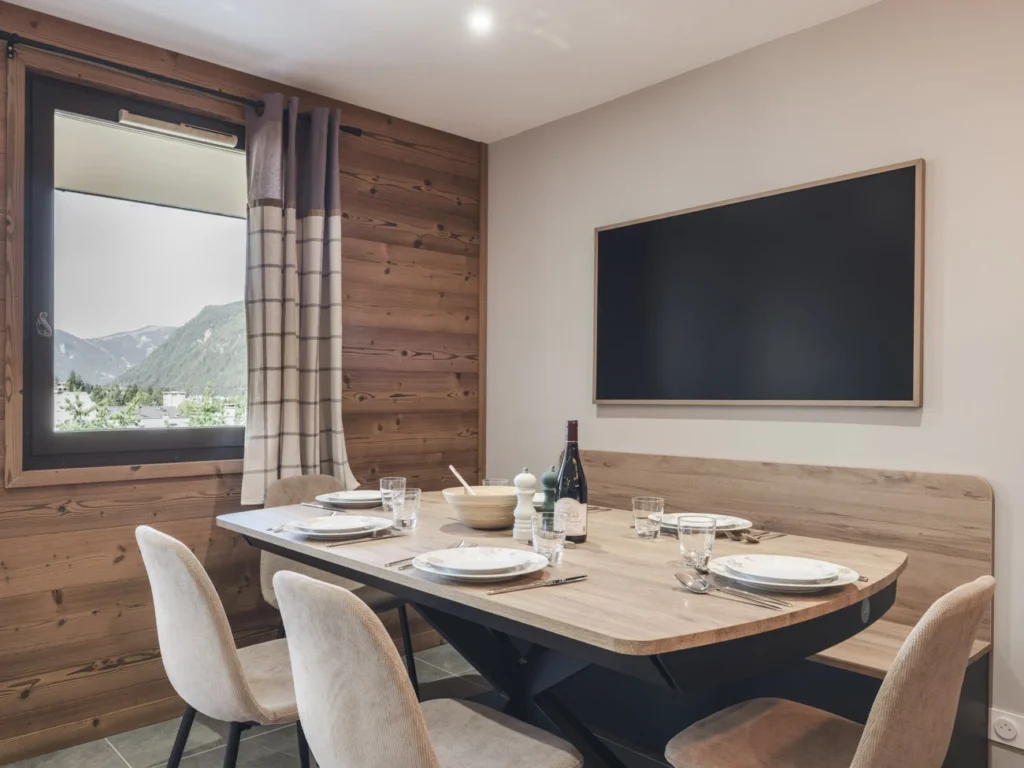 Conception d'une cuisine en bois et gris anthracite avec une table à manger et banc assortis par Marjolaine Berthet Interior Design, Architecte d'intérieur à Chamonix 74
