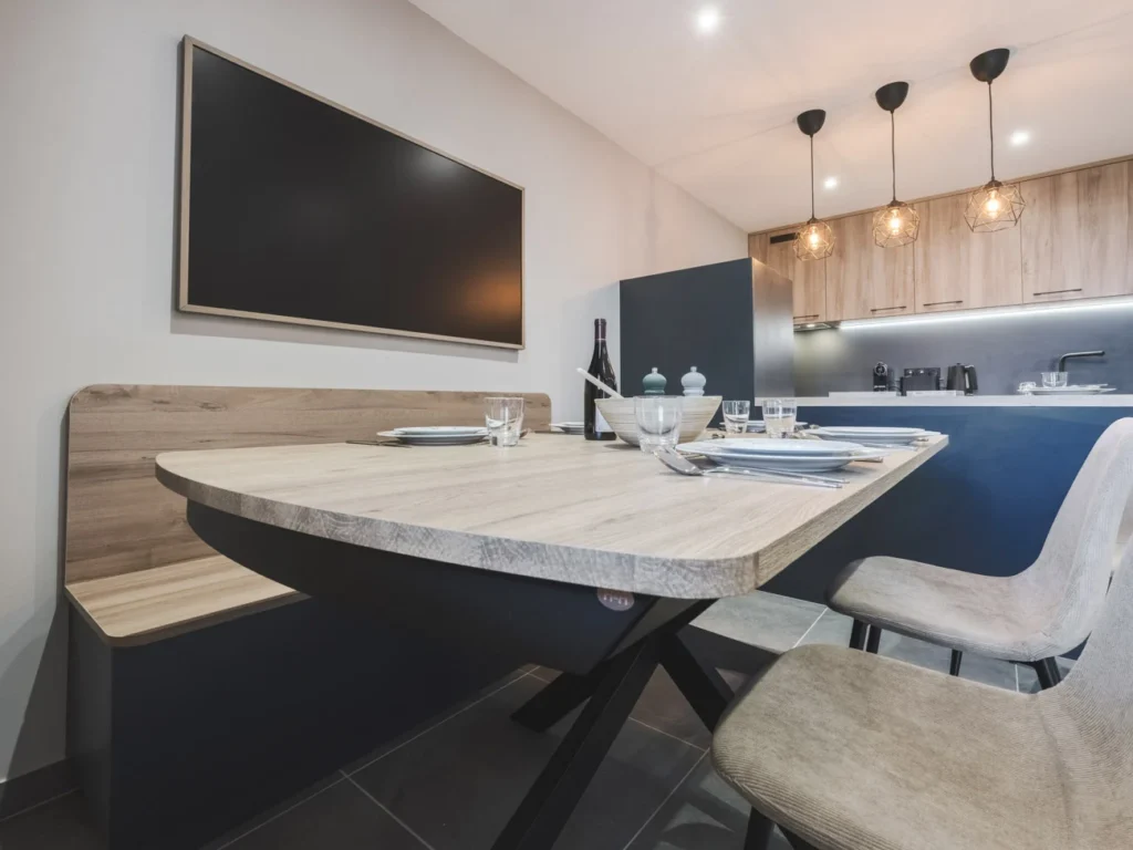 Conception d'un banc en bois et gris anthracite avec une table à manger assortie par Marjolaine Berthet Interior Design, Architecte d'intérieur à Chamonix 74