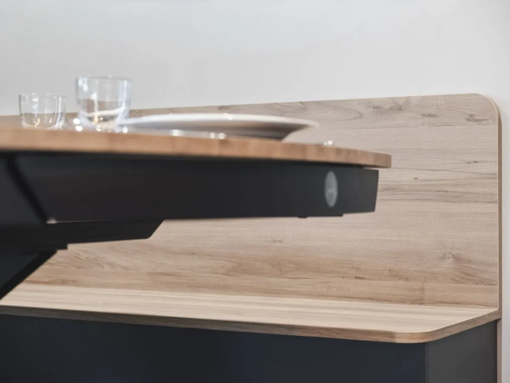 Conception d'un banc en bois et gris anthracite et d'une table à manger assortie par Marjolaine Berthet Interior Design, Architecte d'intérieur à Chamonix 74