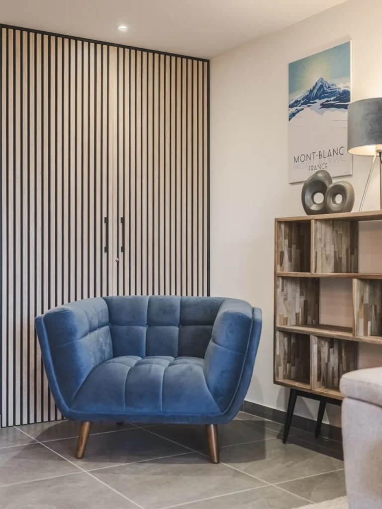 Conception des portes d'un dressing en bois et gris anthracite avec des meubles en décoration par Marjolaine Berthet Interior Design, Architecte d'intérieur à Chamonix 74