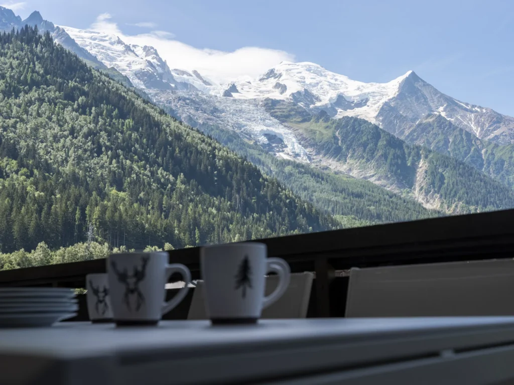 Vue du balcon donnant sur le Mont-Blanc par Marjolaine Berthet Interior Design, Architecte d'intérieur à Chamonix 74