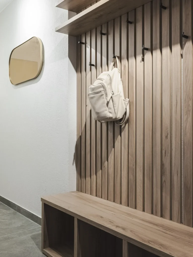 Conception d'un meuble d'entrée en bois avec une assise par Marjolaine Berthet Interior Design, Architecte d'intérieur à Chamonix 74