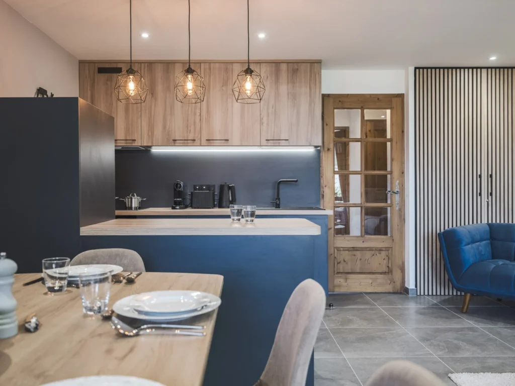 Rénovation du séjour avec la conception d'une cuisine en bois et gris anthracite par Marjolaine Berthet Interior Design, Architecte d'intérieur à Chamonix 74